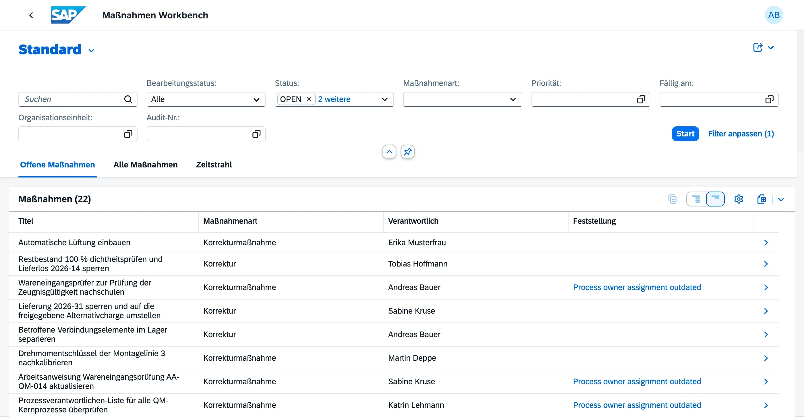Action Workbench mit Maßnahmen aus Feststellungen und aus Ursachenanalysen nebeneinander — bei den Maßnahmen aus einer Analyse bleibt die Spalte Feststellung leer