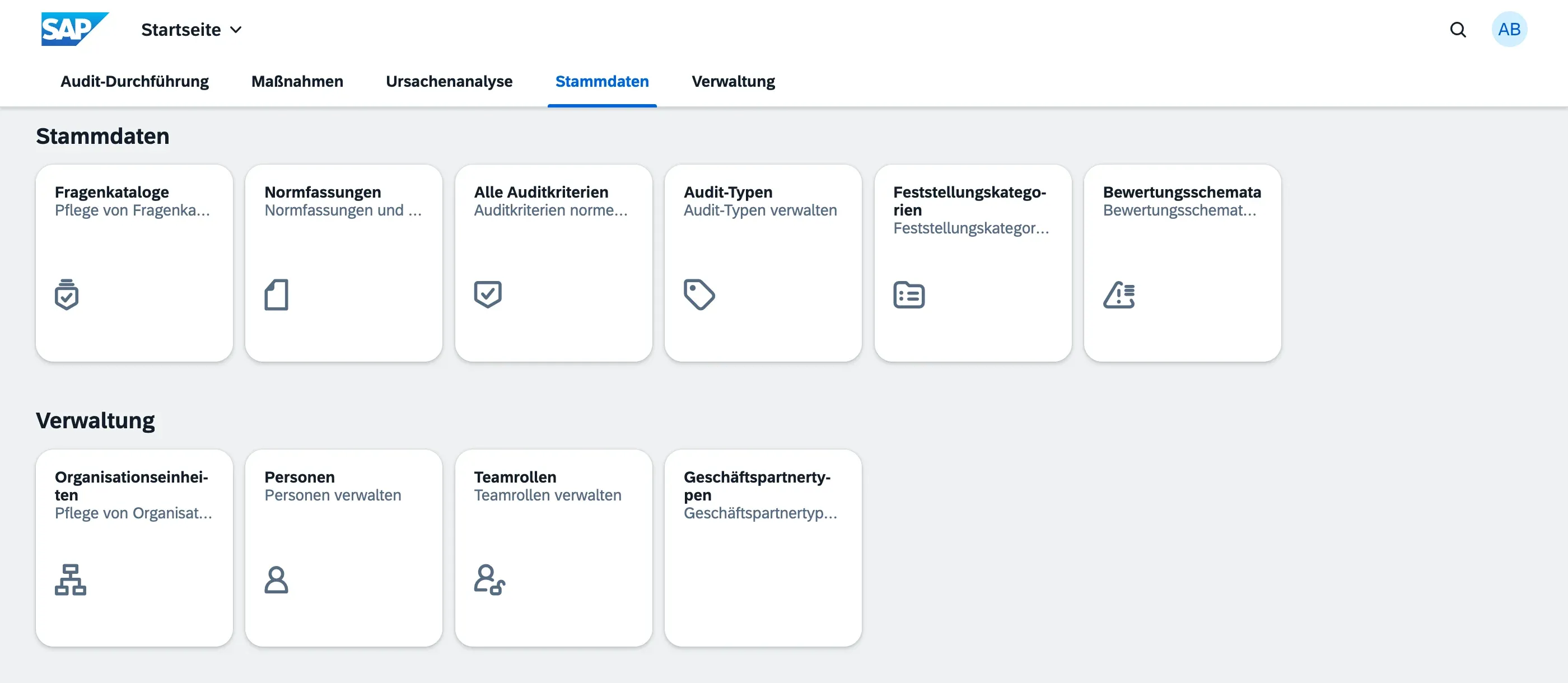 Fiori Launchpad mit den Kachelgruppen Stammdatenpflege und Administration